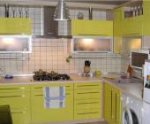 Стильная кухня в жёлтом