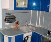 Кутова кухня в синьому та сірому