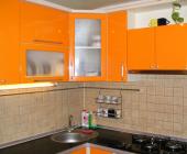 Кухня помаранчевого кольору